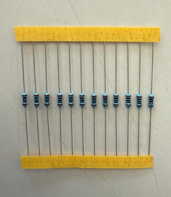 Electronic component: 0.25 watt, 1%, 100 ohm resistor.