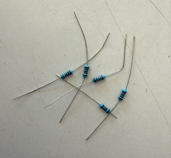 Electronic component: 0.25 watt, 1%, 120 ohm resistor.