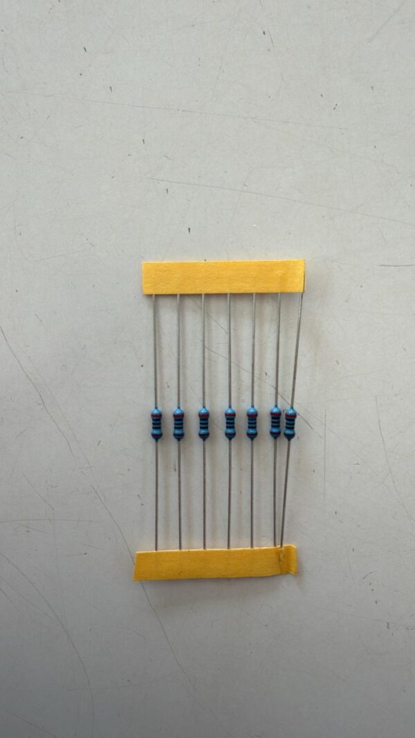 Electronic component: 0.25 watt, 1%, 270 ohm resistor.