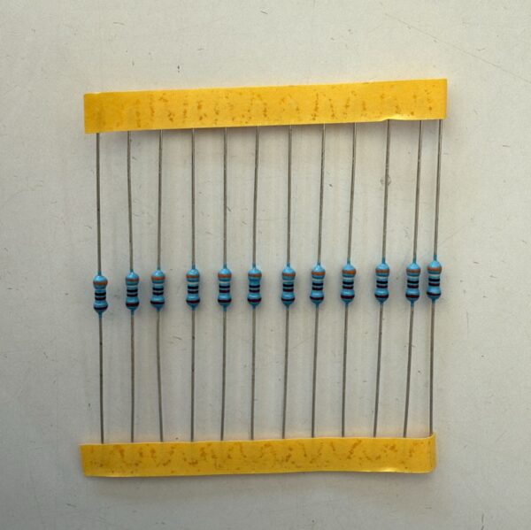 Electronic component: 0.25 watt, 1%, 3.9 kohm resistor.