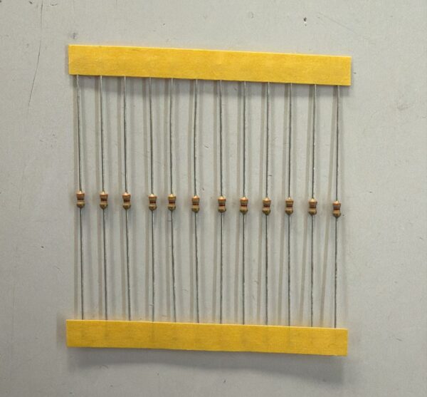 Electronic component: 0.125 watt, 3.9 kohm resistor.