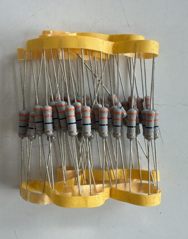 Electronic component: 2 watt, 5%, 33 ohm resistor.