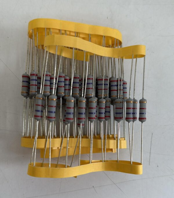 Electronic component: 2 watt, 5%, 2.7 kohm resistor.
